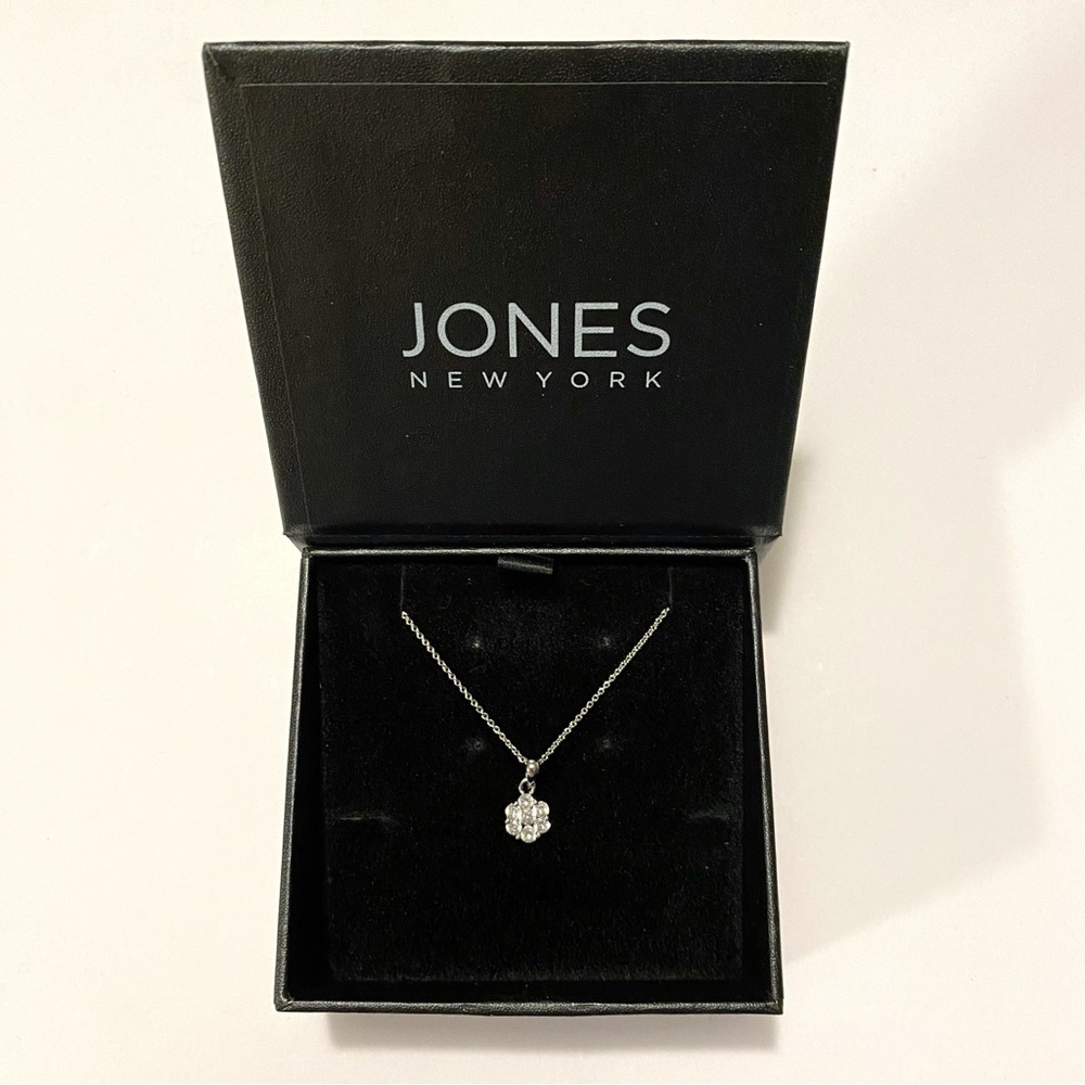 JONES NEW YORK Annabelle Necklace small white flower pedant silver thin chain - Picture 6 of 9